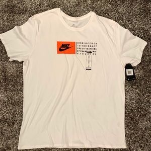 (BRAND NEW) Nike T-shirt